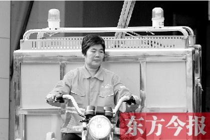 鄭州市金水區(qū)目前發(fā)放的第一批30輛新垃圾清運(yùn)車，已投入使用