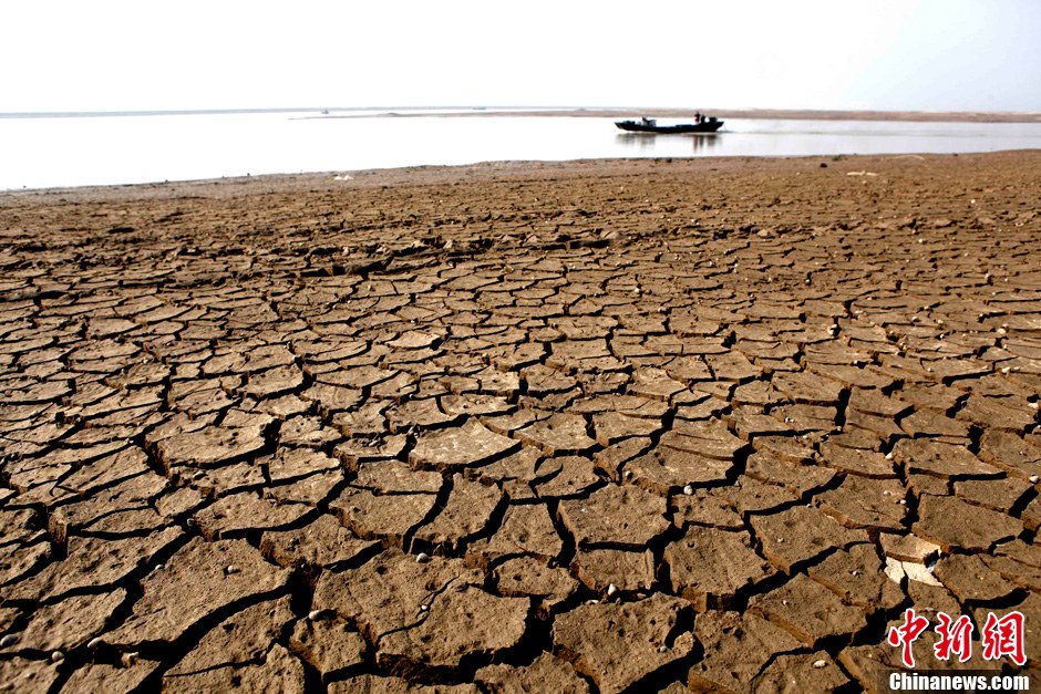 10月28日，在江西省都昌縣印山附近水域拍攝的龜裂的鄱陽湖湖床。