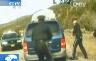 費雷爾再次上車，警察拿警棍砸車窗。