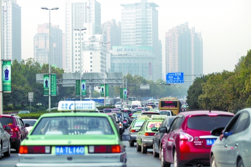 緯二路、順河路、城北路等路口雖多，卻比走金水路省時(shí)