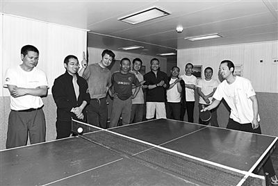 5日，“雪龍”號上的科考隊(duì)員在進(jìn)行乒乓球比賽。新華社發(fā)