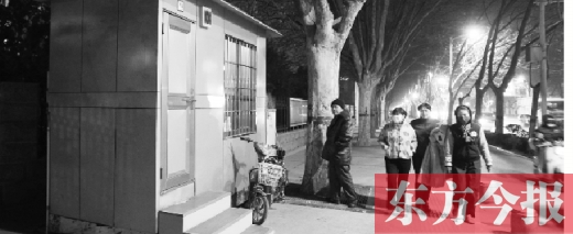 1月13日晚9點(diǎn)30分，鄭州市綠城廣場(chǎng)內(nèi)的公廁依然開(kāi)放