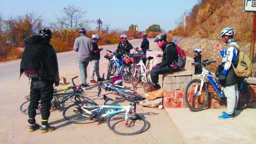 1月21日，他們路過湖南中路鋪鎮(zhèn)，在路邊短暫休息。