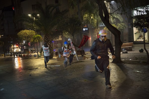 當(dāng)?shù)貢r(shí)間2014年2月25日，土耳其伊斯坦布爾，總理涉腐錄音引發(fā)全國(guó)抗議，要求本屆政府下臺(tái)。