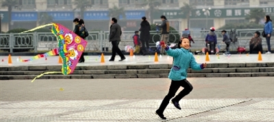 昨日，省會天氣晴好，春意盎然。上午，在綠城廣場，一個小女孩在快樂地放風(fēng)箏。