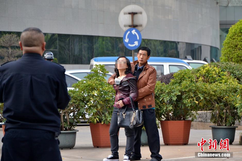 圖為劫持者與警方談判中。