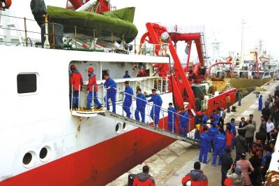  4月8日，“科學(xué)號”科學(xué)考察船從青島市中苑碼頭啟航，赴沖繩海槽區(qū)域進(jìn)行科學(xué)考察。圖/CFP