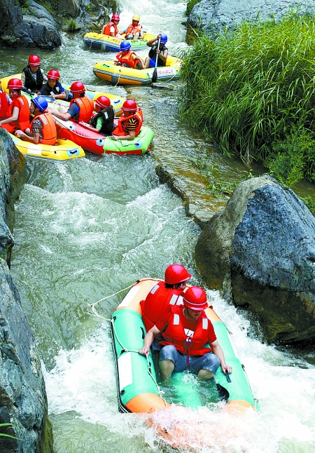 8月16日，游客在盧氏縣豫西大峽谷景區(qū)進行漂流比賽。