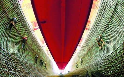 2月27日，南水北調(diào)中線鄧州湍河渡槽工程建設(shè)者在槽體內(nèi)扎鋼筋。