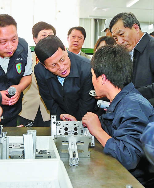 4月24日，省委副書記、省長謝伏瞻在濟(jì)源虎嶺產(chǎn)業(yè)集聚區(qū)考察。