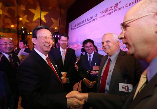 3月24日晚，省委書記、省長郭庚茂在參加中國發(fā)展高層論壇“中原之夜”活動時與外商親切握手交談。