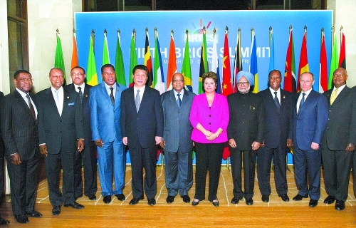 　3月27日，國(guó)家主席習(xí)近平在南非德班出席金磚國(guó)家領(lǐng)導(dǎo)人與非洲國(guó)家領(lǐng)導(dǎo)人對(duì)話會(huì)。這是與會(huì)領(lǐng)導(dǎo)人集體合