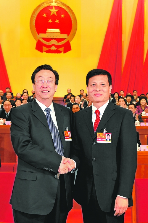 4月2日上午，新當(dāng)選的省人大常委會(huì)主任郭庚茂與新當(dāng)選的省人民政府省長謝伏瞻親切握手。郭宇 董亮 攝