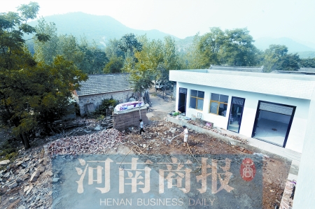 新校舍旁邊，是徐云玲和學(xué)生們用了多年的石頭校舍 河南商報記者 鄧萬里/攝