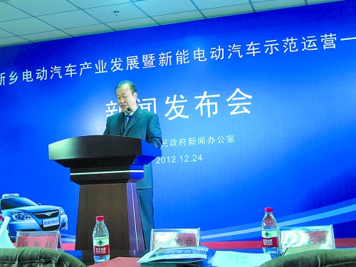 　新鄉(xiāng)市新能電動(dòng)車有限公司董事長張輝介紹有關(guān)情況