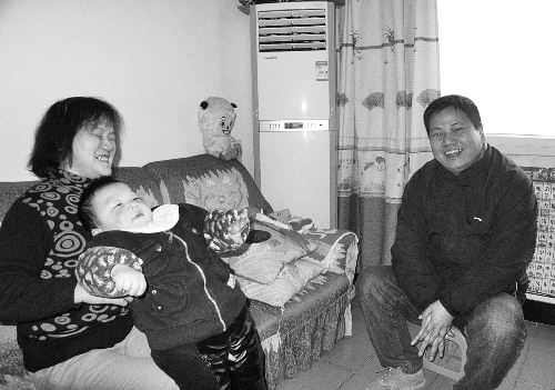 恩人找到了、飯碗保住了，張新明（右）與原竹青都開心地笑了。