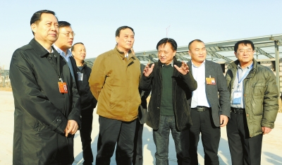 　　鄭州手拉手集團董事長賈長明（右三）向省農(nóng)業(yè)廳廳長朱孟洲（右四），省政府副秘書長、省政府駐京辦主任