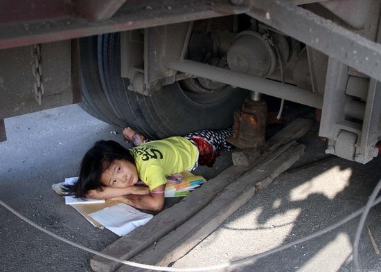 安陽(yáng)11歲女孩被40噸大貨車(chē)碾壓 始終沒(méi)落一滴淚