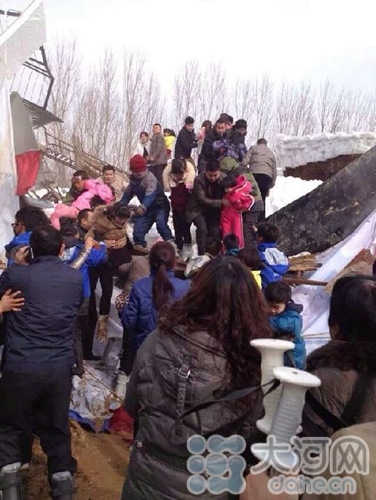 一高爾夫滑雪場發(fā)生坍塌 多名游客墜落