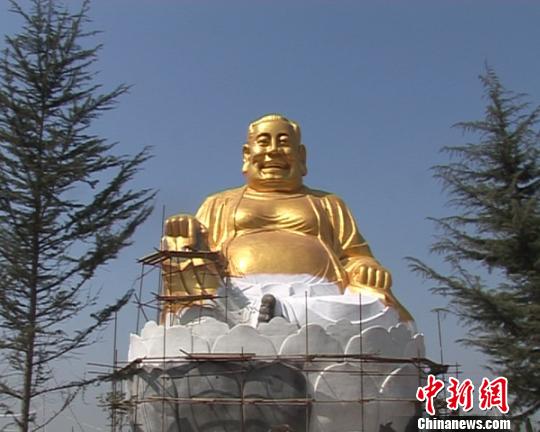 洛陽(yáng)“大背頭”雕像改換龍頭園方否認(rèn)炒作 洛陽(yáng)“大背頭”雕像改換龍頭園方否認(rèn)炒作