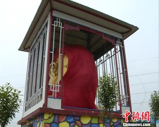 洛陽(yáng)“大背頭”雕像改換龍頭 洛陽(yáng)“大背頭”雕像改換龍頭