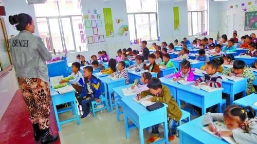 有的課桌直抵講臺,學(xué)生眼睛離黑板非常近。