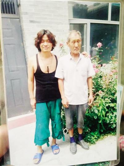 拍片間隙，王寶強(qiáng)與楊林貴在片場合影