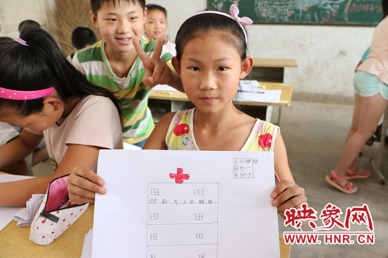 在以“中國夢”主題 的繪畫課堂上，孩子們寫下了自己的夢想