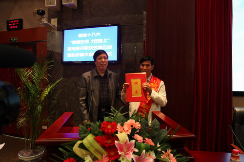 河南平頂山魯山縣電視臺(tái)的記者張朝岑，接過了河南電視臺(tái)9頻道總監(jiān)張克宣遞上的聘書。