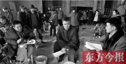 導演安建（左）、主演陳寶國等坐在一起說戲