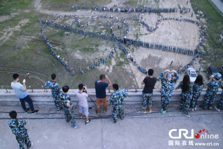 長(zhǎng)春近千人湊成巨大愛心向女同學(xué)求愛