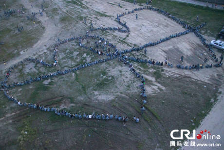 長(zhǎng)春近千人湊成巨大愛心向女同學(xué)求愛