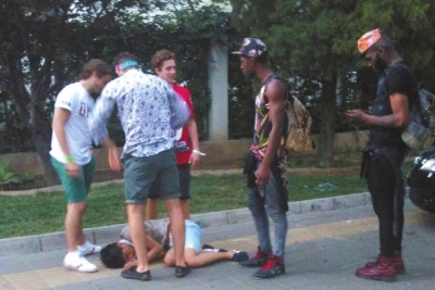 外籍男子當(dāng)街肩扛、腳踏醉漢