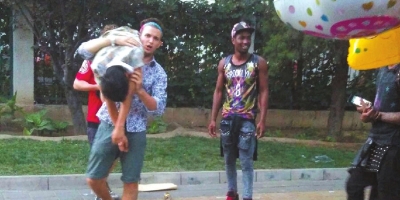 外籍男子當(dāng)街肩扛、腳踏醉漢