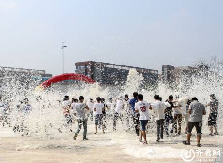 煙臺千人“枕頭大戰(zhàn)”迎中秋