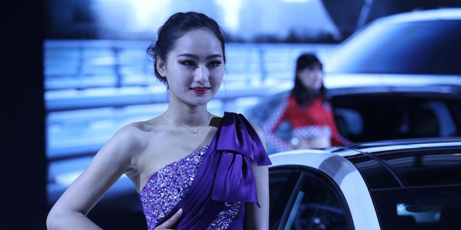 鄭州國(guó)際車展開(kāi)幕 嫩模走秀引圍觀