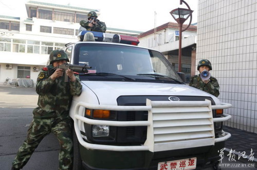 長(zhǎng)安街武警：全副武裝執(zhí)勤 最矮1米8