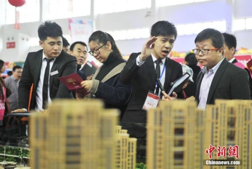 沈陽(yáng)房交會(huì)上演蒙眼撈錢促銷