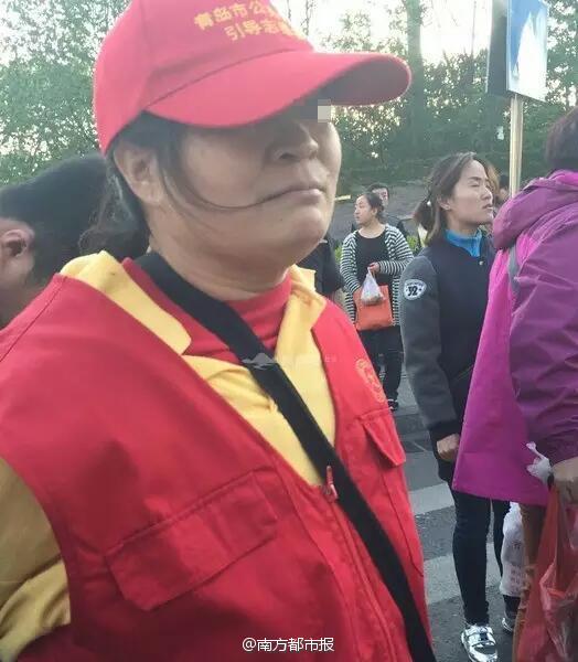 女子過路闖紅燈遭協(xié)管員鐵錘爆頭