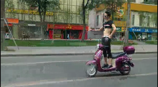 奇葩男子電動(dòng)車上秀雜技 戴墨鏡大撒把