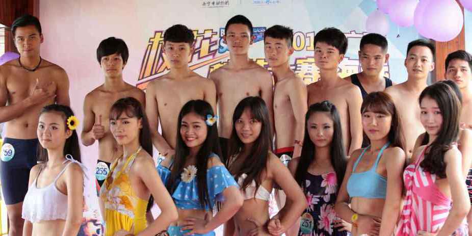 學(xué)生參加?；ㄐ２荽筚?穿比基尼秀身材