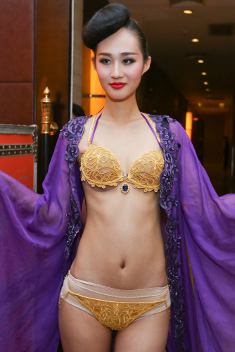 鄭州黃金內衣秀現(xiàn)場 每套價值400萬元