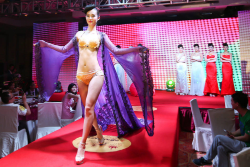 鄭州黃金內衣秀現(xiàn)場 每套價值400萬元