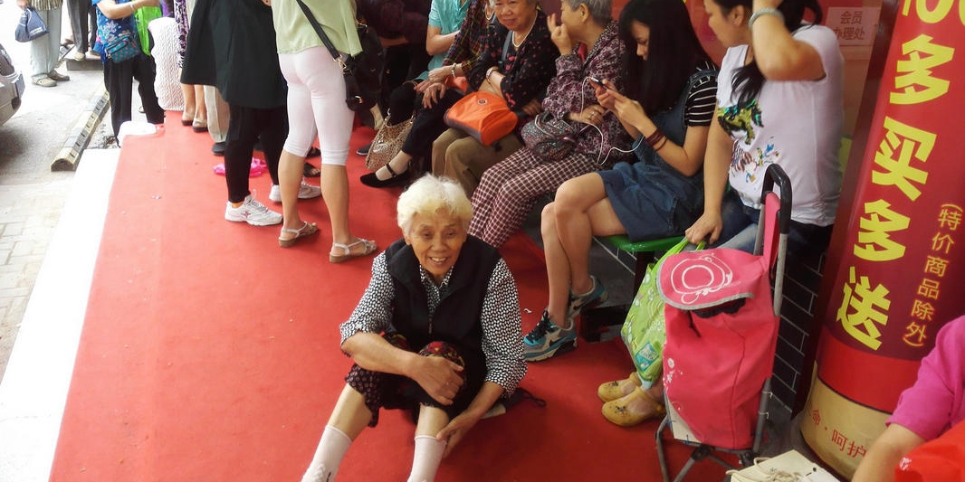 武漢商店促銷(xiāo) 80歲太婆凌晨4點(diǎn)排隊(duì)