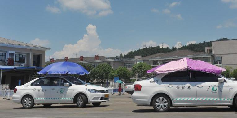 杭州一駕?，F(xiàn)遮陽新招 教練車車頂撐傘