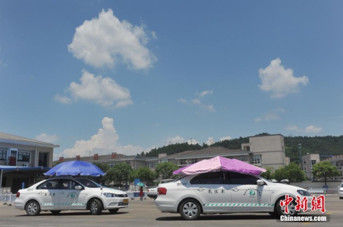 杭州一駕?，F(xiàn)遮陽新招 教練車車頂撐傘