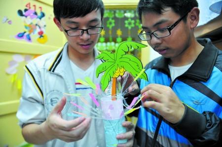 男生正把廢舊物做成裝飾品，裝扮女生寢室