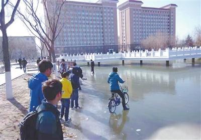 南方的孩子不理解北方的寒冷，這冰厚得，嚇尿了！ @顏遠(yuǎn)鋒