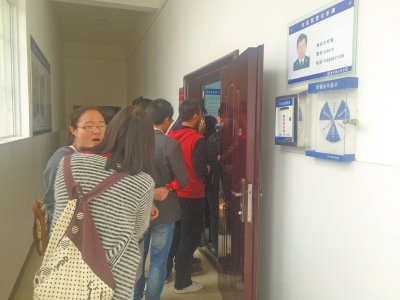 排隊(duì)等待辦理居住證的大學(xué)生 排隊(duì)等待辦理居住證的大學(xué)生