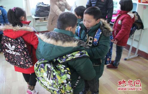 看，咱們的衣服一樣